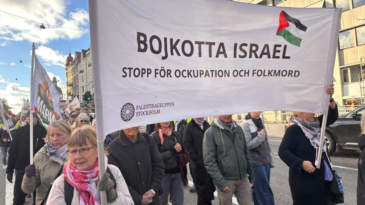 Stockholm'de yüzlerce kişi İsrail'in Gazze'deki savaş suçlarını kınadı