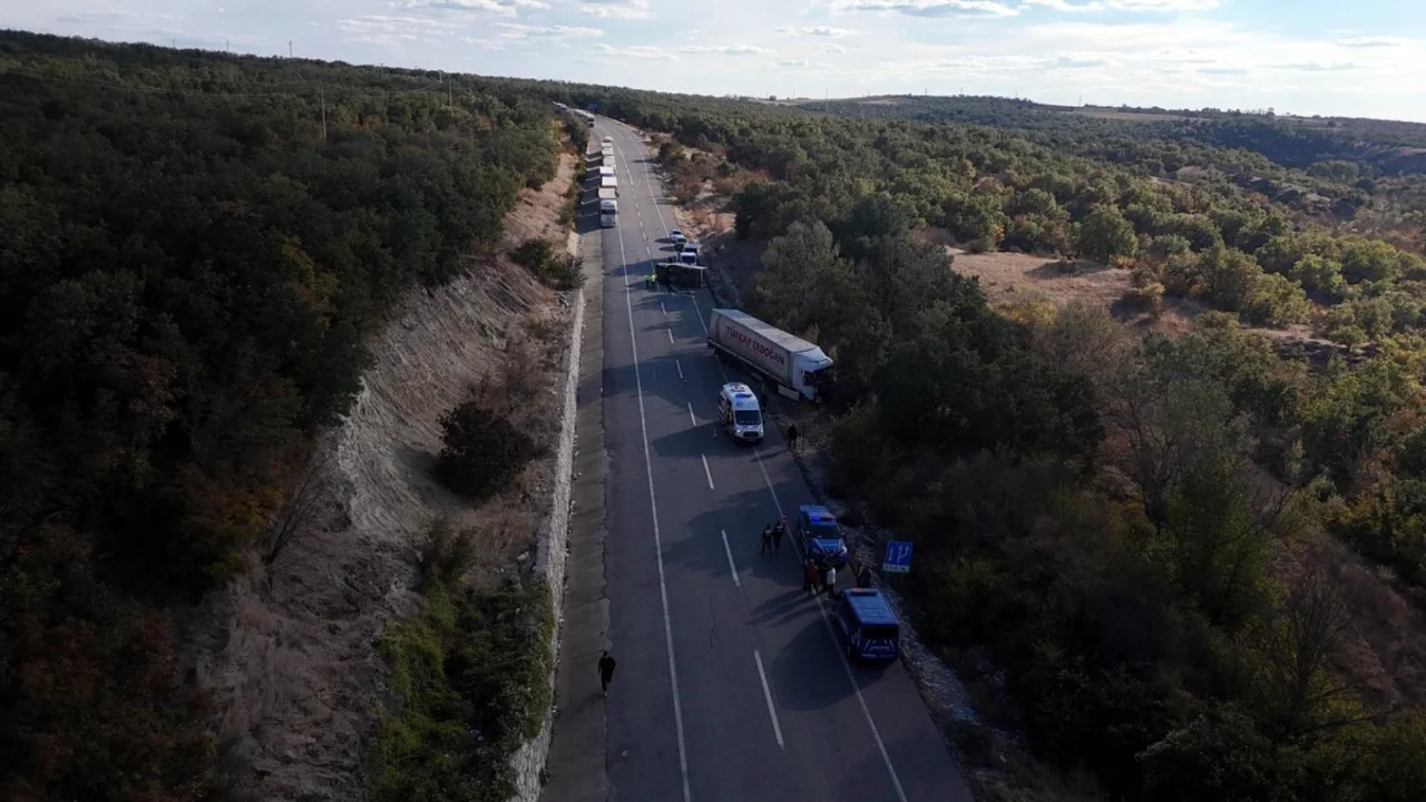 Karşı y&ouml;ne ge&ccedil;en TIR'a kamyonet &ccedil;arptı, kazada yaralılar var...