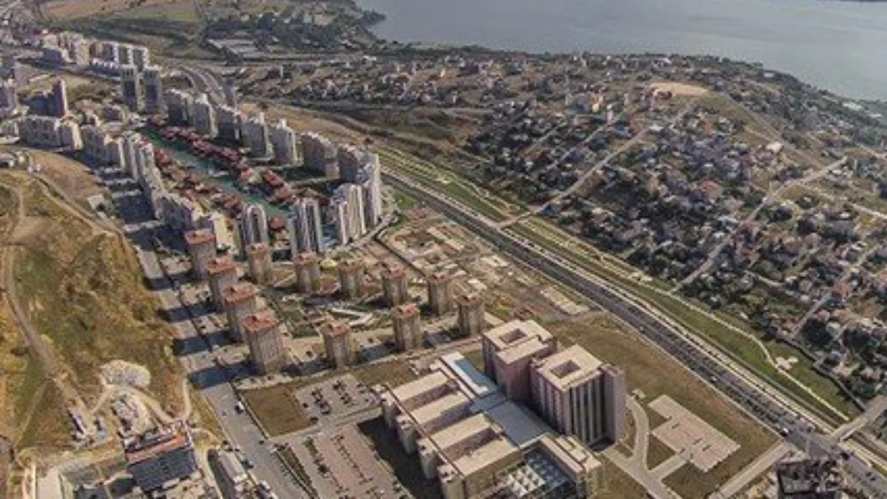 İstanbul'da korkutan olay! Binadan çatlama sesleri geldi, 14 daire boşaltıldı