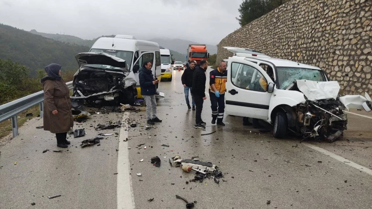 Bursa-Keles yolunda feci kaza! &Ouml;l&uuml; ve &ccedil;ok sayıda yaralı var...