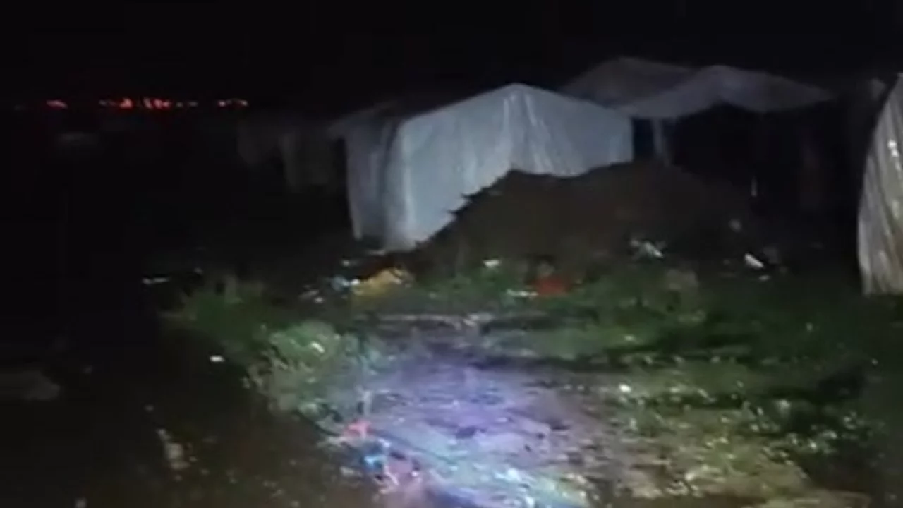 Bursa'da sağanak felaketi! 120 tarım iş&ccedil;isinin &ccedil;adırını su bastı