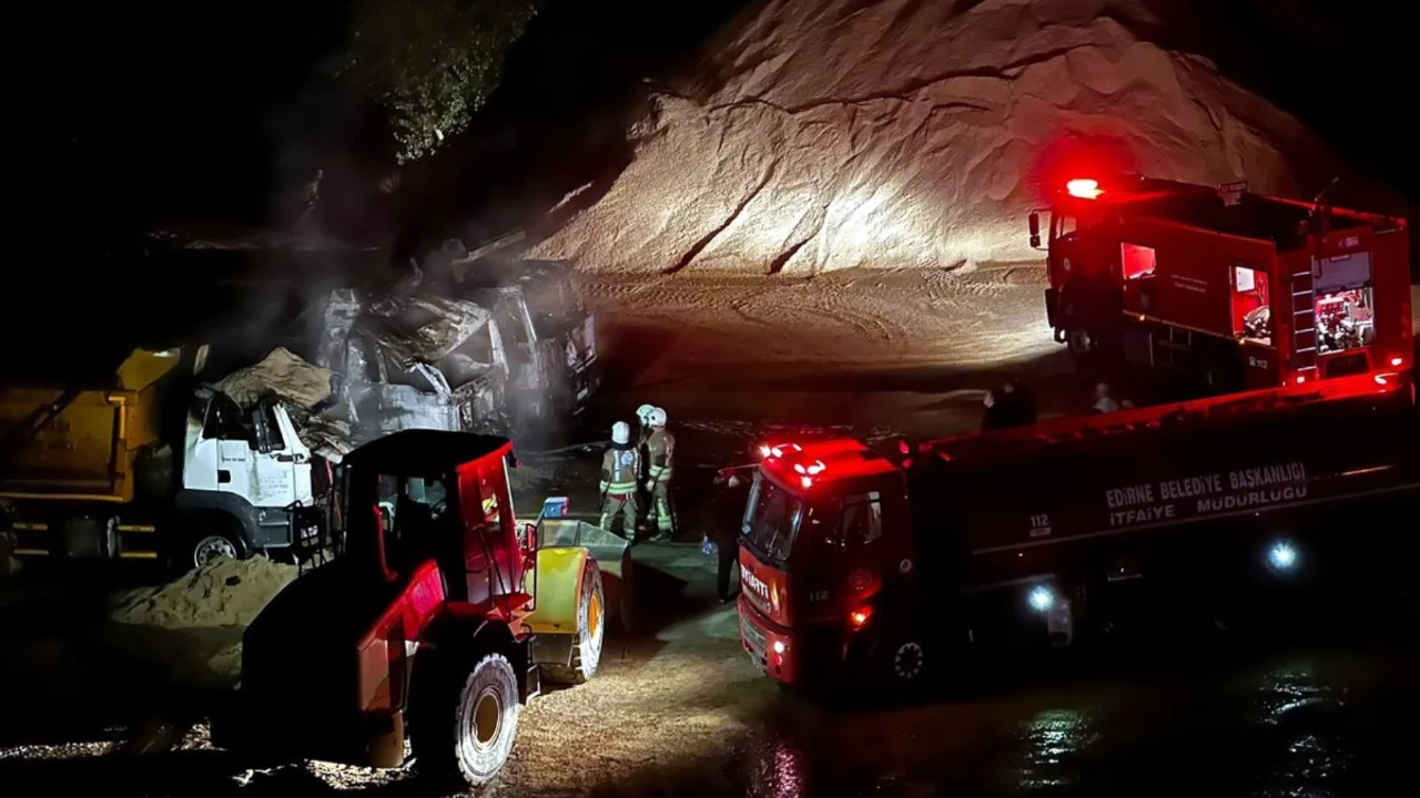 Kum ocağında alev alan 3 kamyon kullanılamaz hale geldi