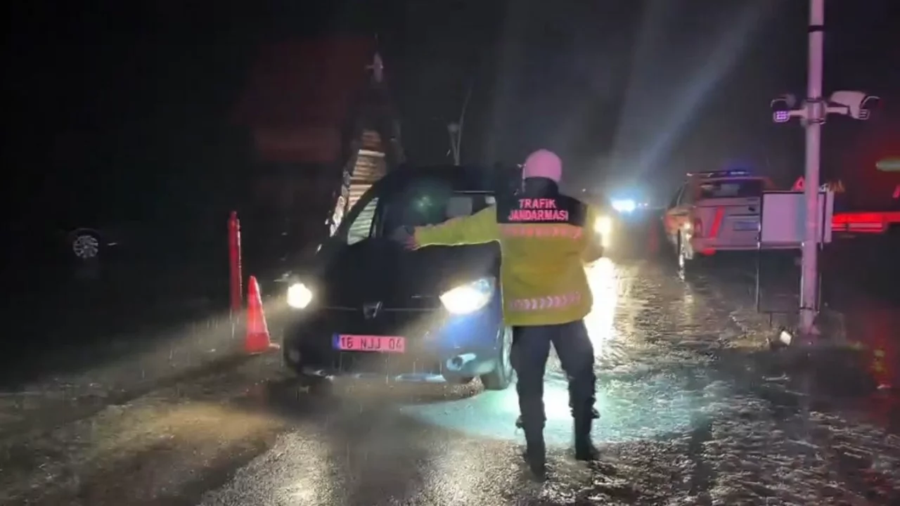 Bursa'da kar yağışını g&ouml;renler Uludağ'a &ccedil;ıktı! Jandarma ara&ccedil;ları geri &ccedil;evirdi