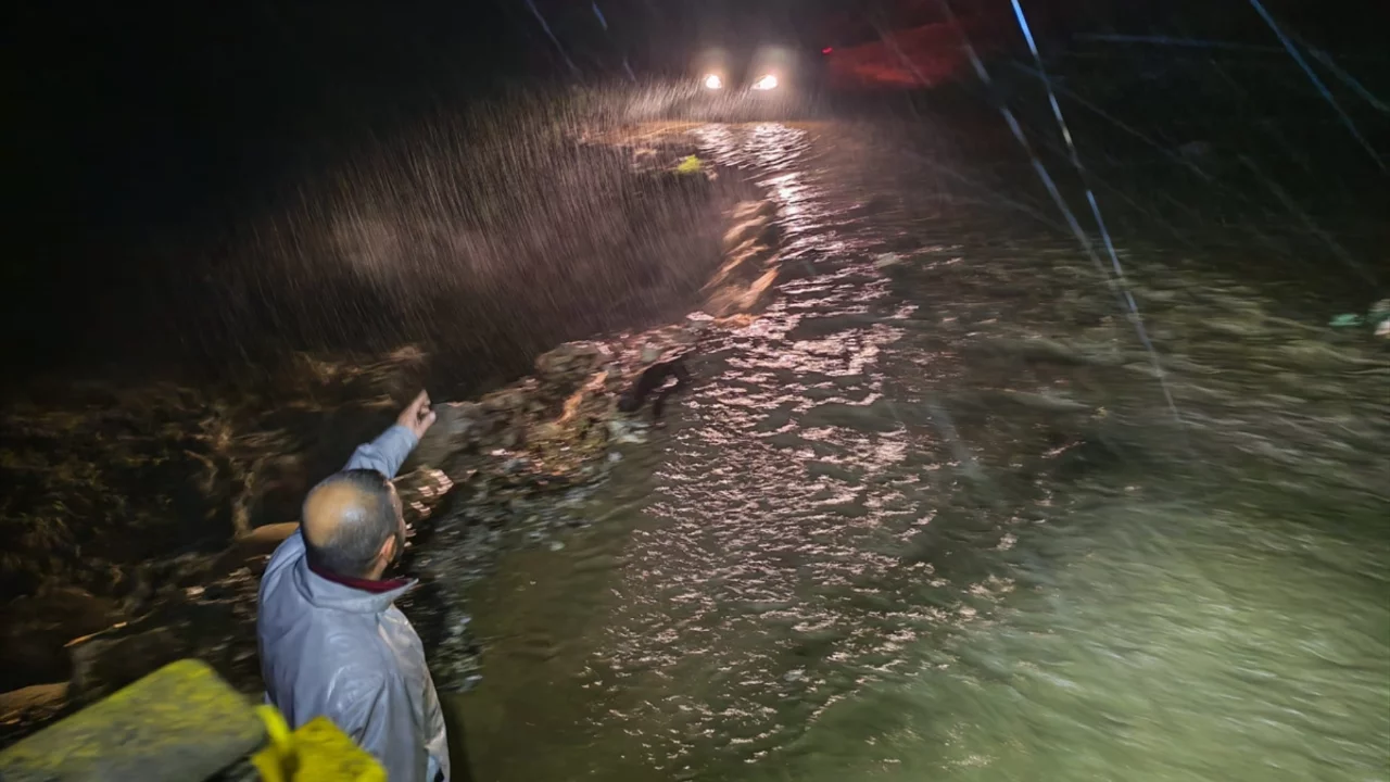 Bursa'da dere taştı! İneg&ouml;l'de yol ulaşıma kapandı