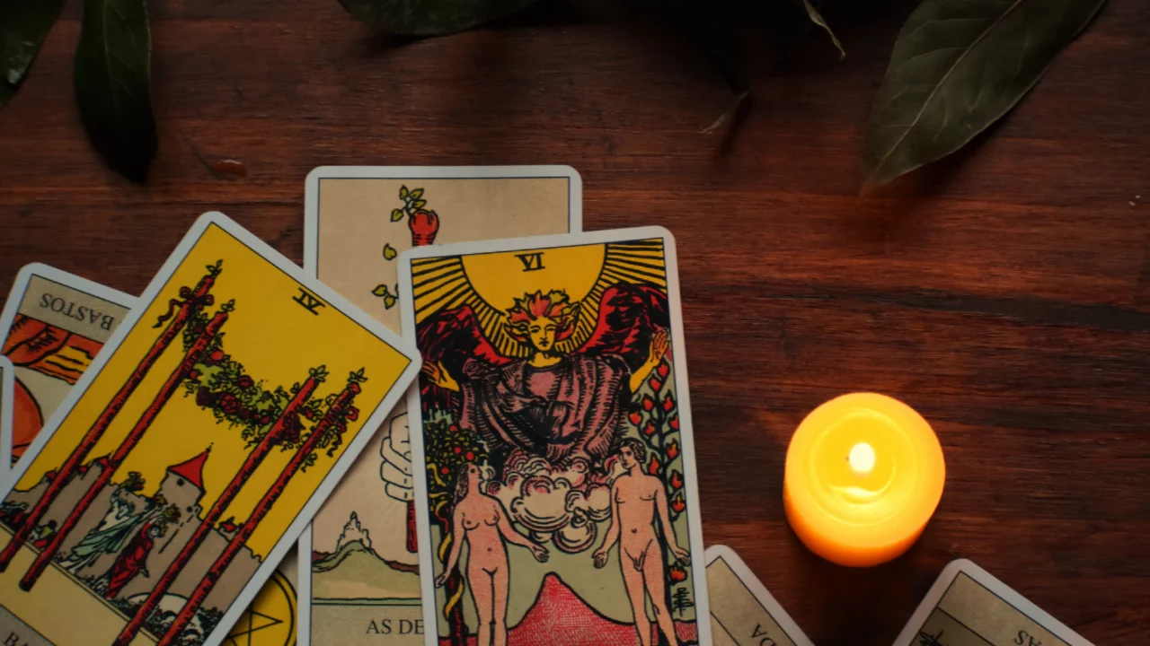 18 Ekim G&uuml;nl&uuml;k Tarot A&ccedil;ılımı: Bug&uuml;n Kartlar Hangi Mesajı Veriyor?