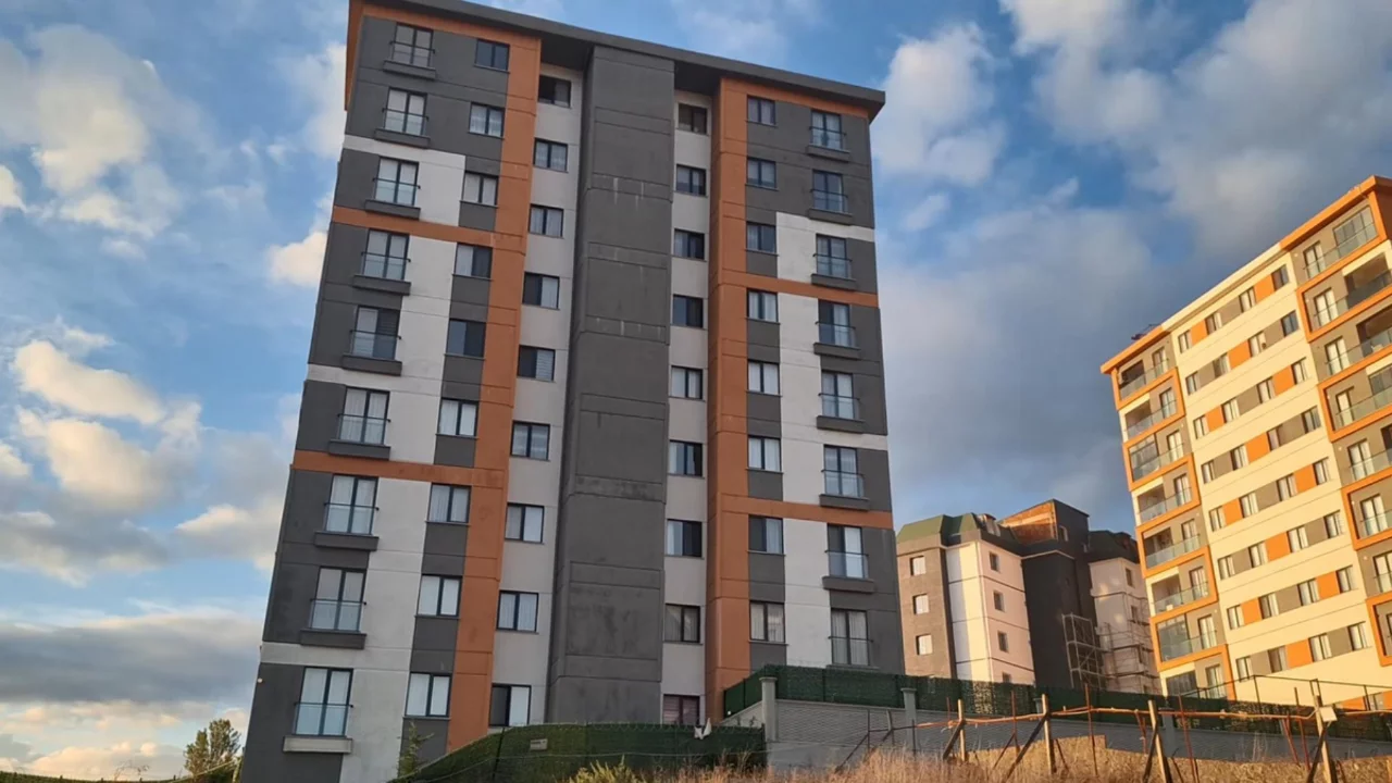 Apartman dibindeki toprak kaydı! 9 katlı binada tahliye