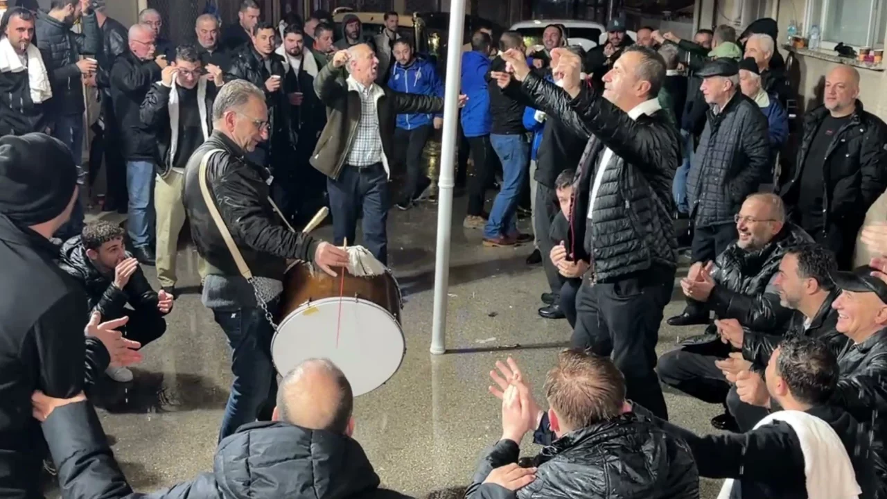 Bursa'da yağmura meydan okuyan damat! D&uuml;z duvara tırmandı, eğlenceyi zirveye taşıdı