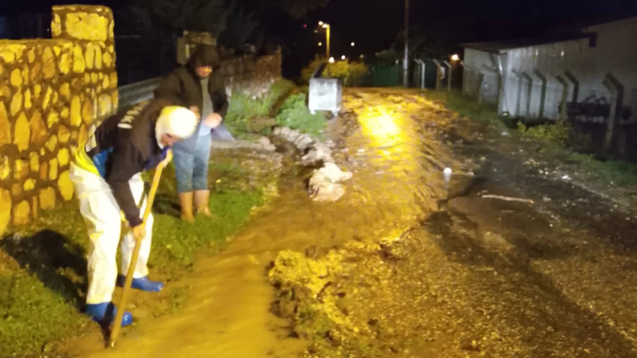 Bursa Orhangazi'de sel mesaisi! Ekipler gece boyunca mücadele etti...