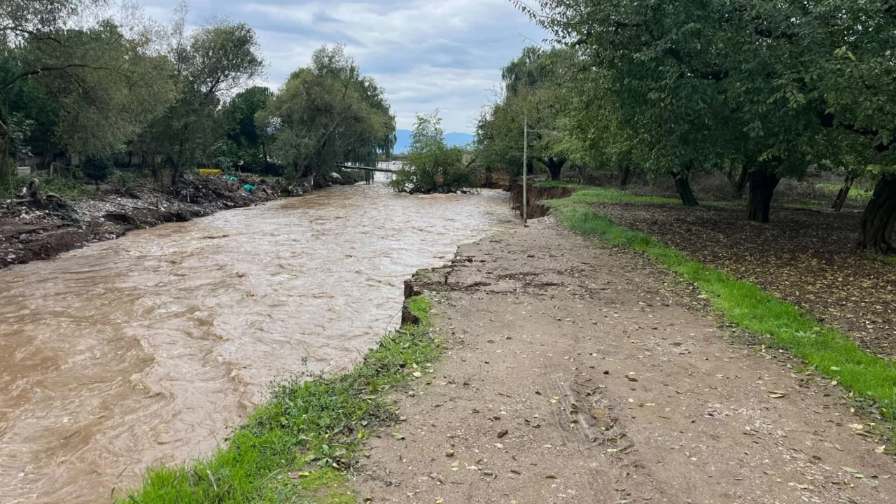 Bursa'da yol çöktü! Muhtardan uyarı geldi