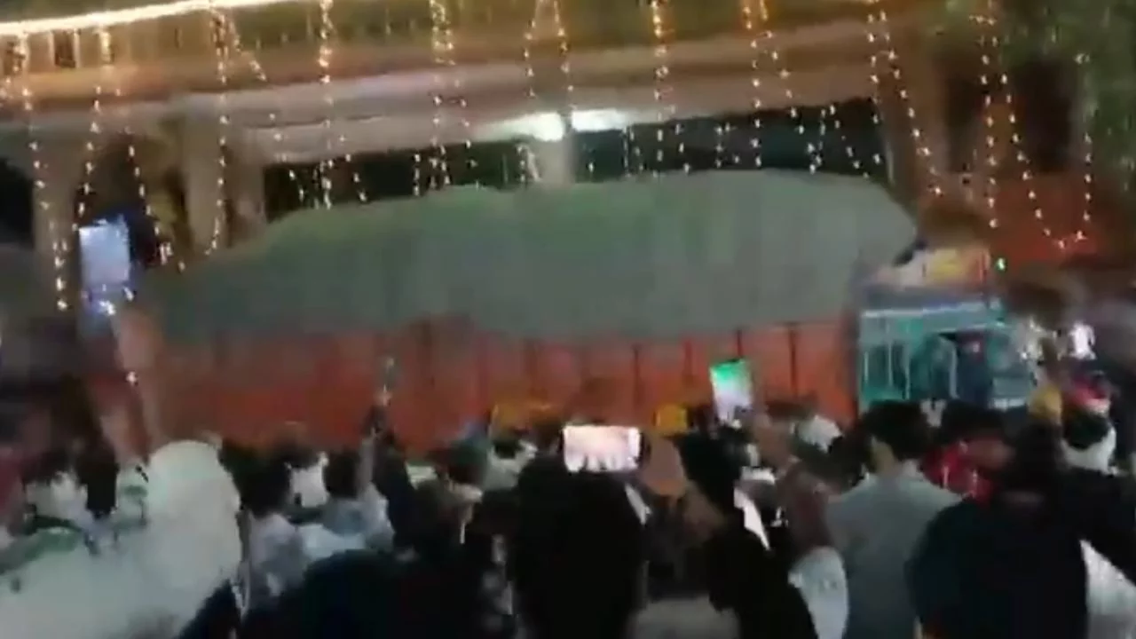 Hindistan'da kamyon, kalabalığa daldı: 15 &ouml;l&uuml;
