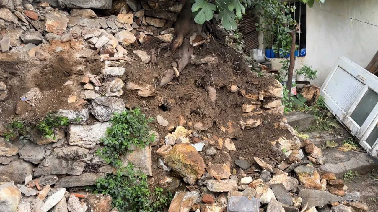 Bursa'da yağmur sonrası toprak kaydı! Taşlar yola savruldu