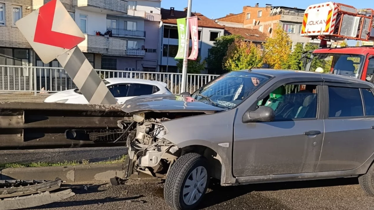 Bursa'da feci kaza!  Otomobil bariyerlere saplandı, karı-koca yaralandı