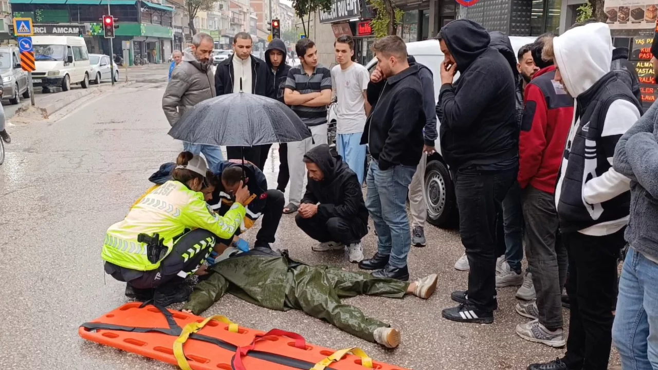 Bursa'da yürekleri ısıtan görüntü! Yaralı gencin başında şemsiyeyle bekledi
