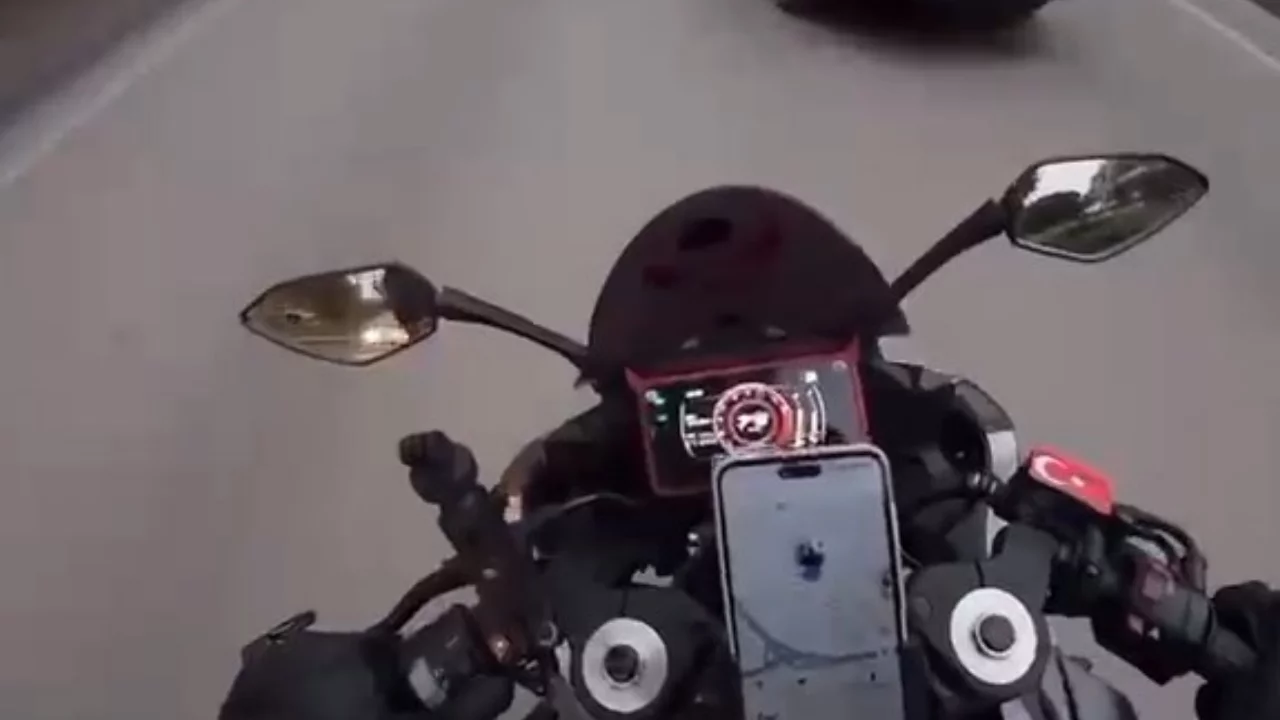 Bursa'da trafikte tehlikeli anlar! Motosiklet s&uuml;r&uuml;c&uuml;s&uuml;n&uuml;n ka&ccedil;ışı kazayla bitti