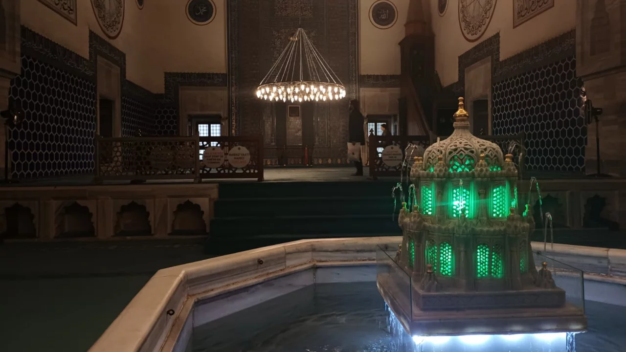 Bursa'da bir caminin &ouml;tesinde: Yeşil Cami'nin eşsiz iş&ccedil;iliği