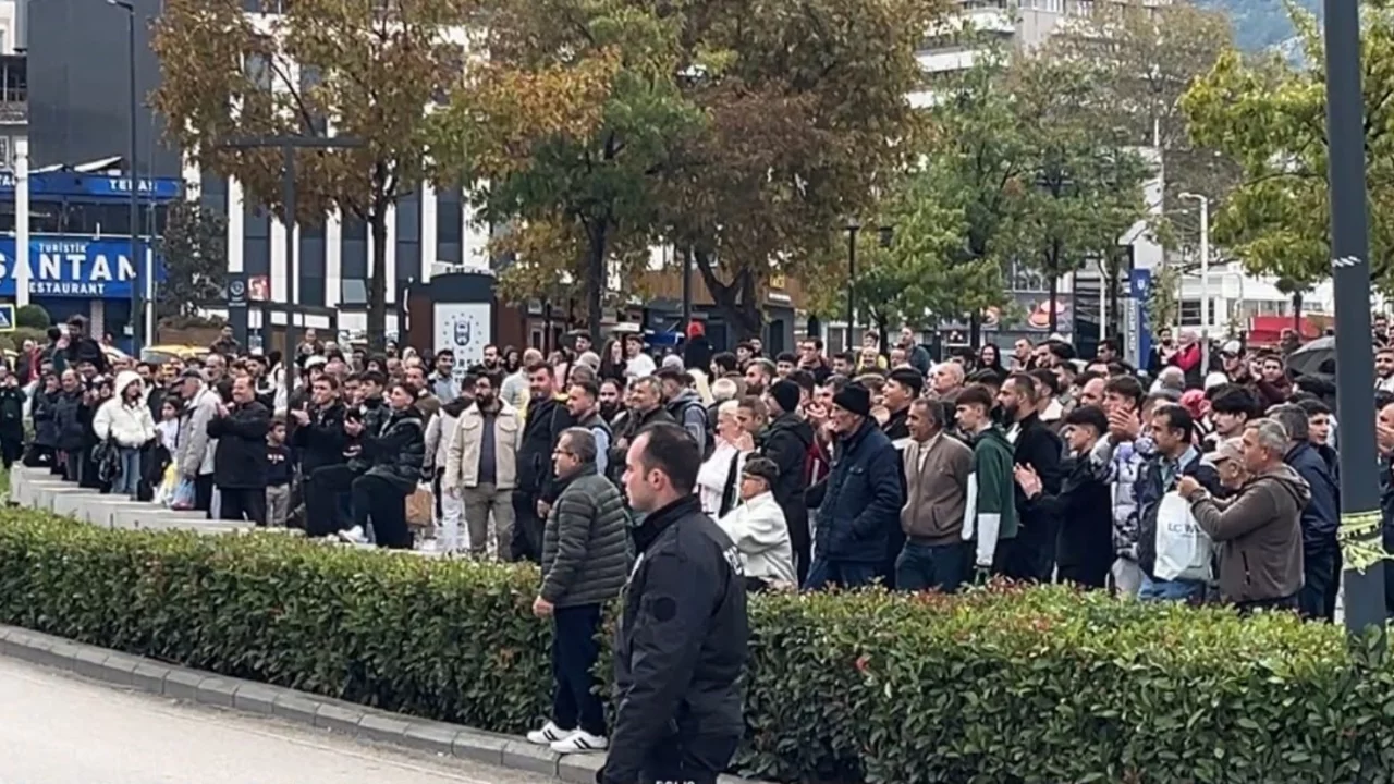 Bursa'da Kent Meydanı'nda hareketli dakikalar! Boynuna bı&ccedil;ak dayayan kadını polis ikna etti