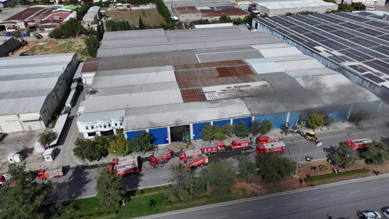 Gaziantep'te iplik fabrikasında yangın! Ekipler 5 saat boyunca m&uuml;dahale etti