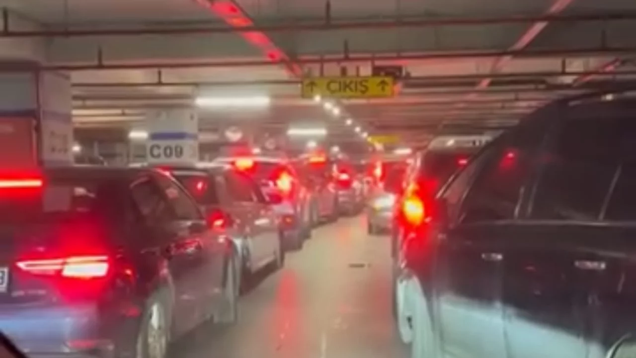 Bursa'daki &uuml;nl&uuml; AVM'de otopark fel&ccedil; oldu!