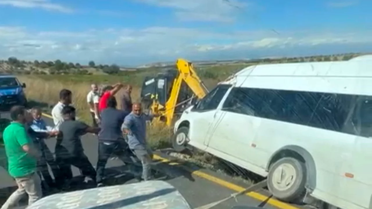 Dar yolda tehlikeli anlar! Şarampole giren minibüs askıda kaldı
