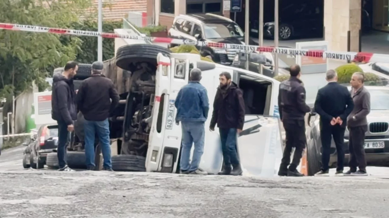 Beyoğlu'nda kontrolden &ccedil;ıkan kamyon yan yattı