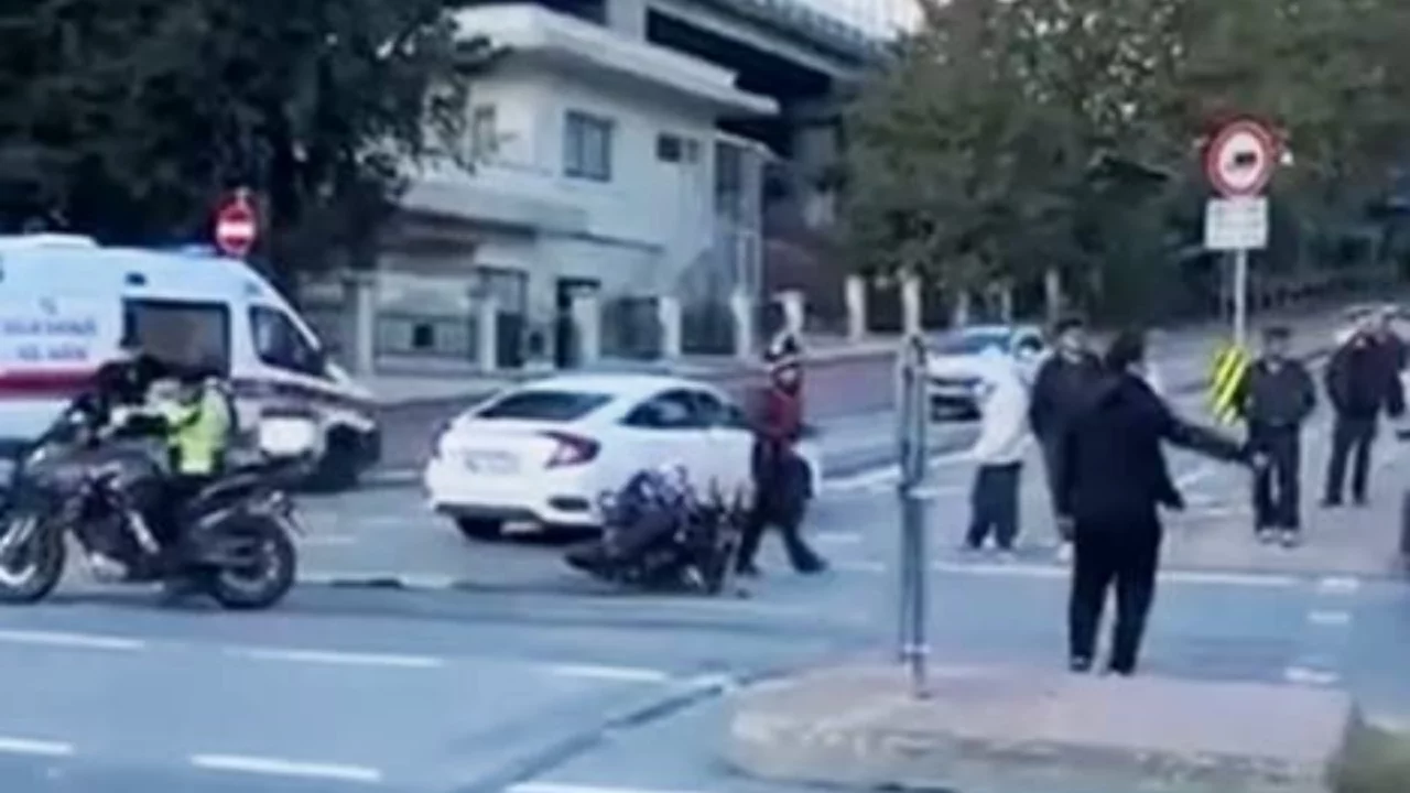 Beyoğlu'nda otomobil ile motosiklet çarpıştı! Sürücü hastaneye kaldırıldı