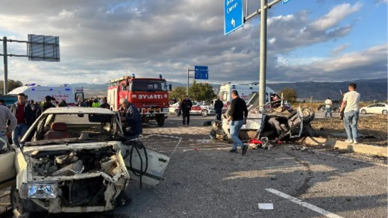 &Ccedil;orum'da feci kaza! Otomobil takla atıp ters d&ouml;nd&uuml;, aynı aileden 5 kişi yaralandı