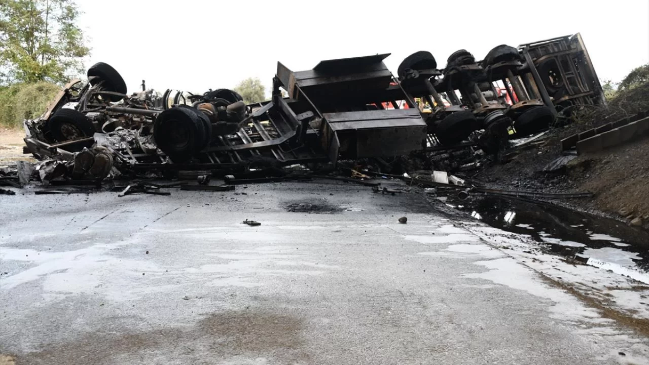 Otoyolda feci kaza! K&ouml;pr&uuml;den 15 metre aşağı d&uuml;şen tır alev aldı