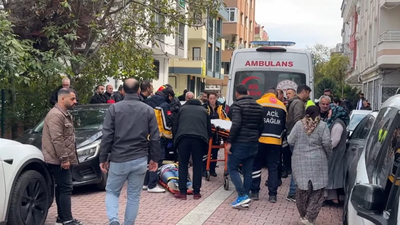 Yol verme tartışması kanlı bitti: S&uuml;r&uuml;c&uuml;y&uuml; evine kadar takip edip bı&ccedil;akladılar