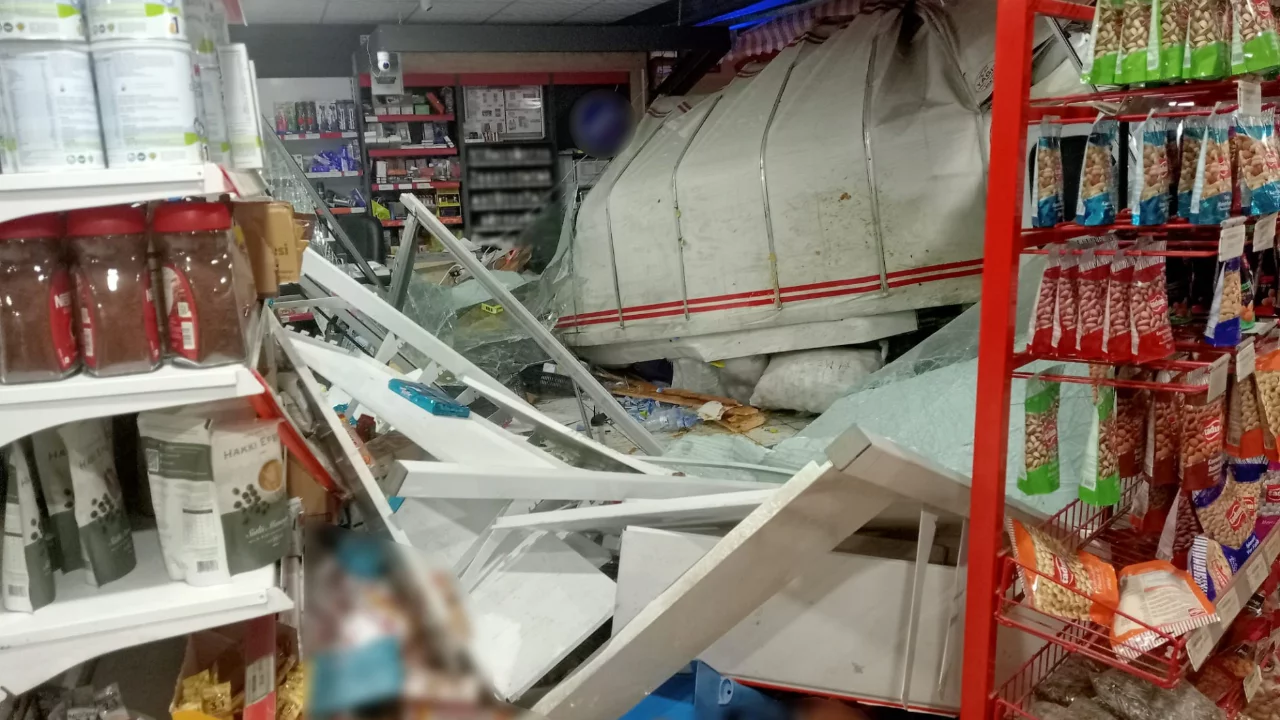 Kontrolden &ccedil;ıkan kamyonet markete daldı! S&uuml;r&uuml;c&uuml; ve işletme sahibi yaralandı