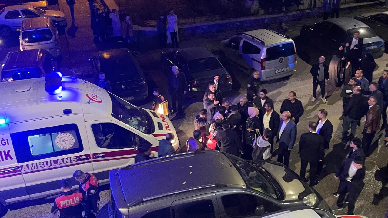 D&uuml;ğ&uuml;n salonunda bı&ccedil;aklı kavga! 3 kişi yaralandı, ş&uuml;pheli aranıyor