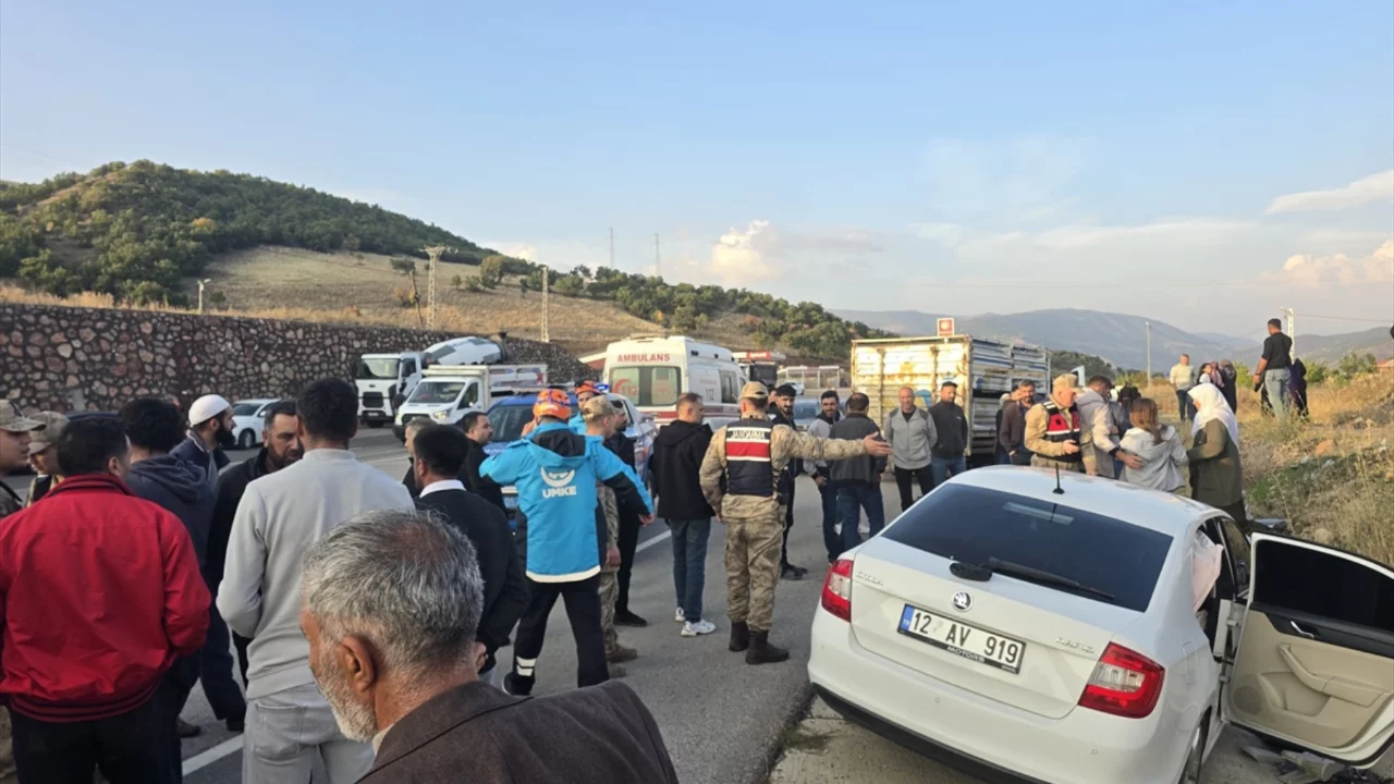 Bing&ouml;l'de feci kaza! Beton menfeze &ccedil;arpan otomobilde 2 kişi hayatını kaybetti