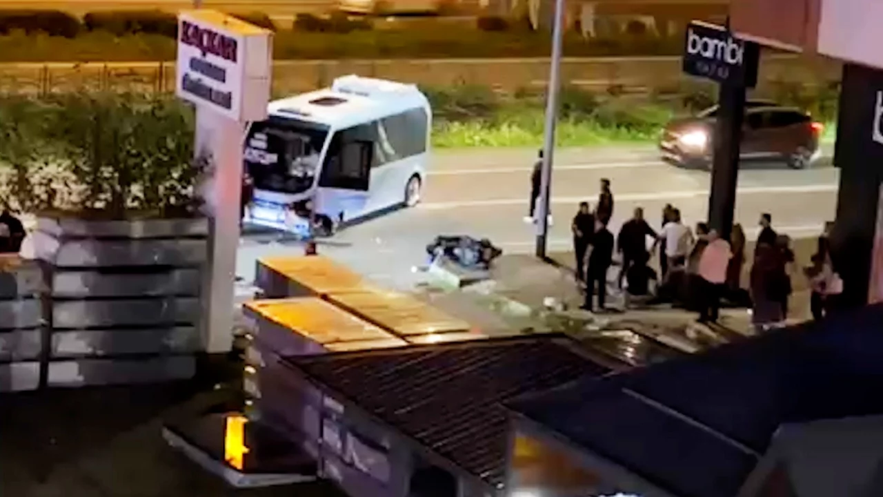 Rize'de minib&uuml;s ile motosiklet &ccedil;arpıştı: Gen&ccedil; s&uuml;r&uuml;c&uuml; hayatını kaybetti