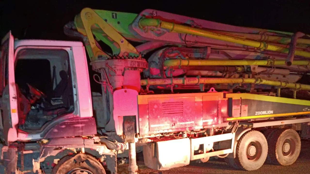 Malatya-Hekimhan yolunda korkutan kaza! Beton mikseriyle &ccedil;arpışan ara&ccedil; devrildi