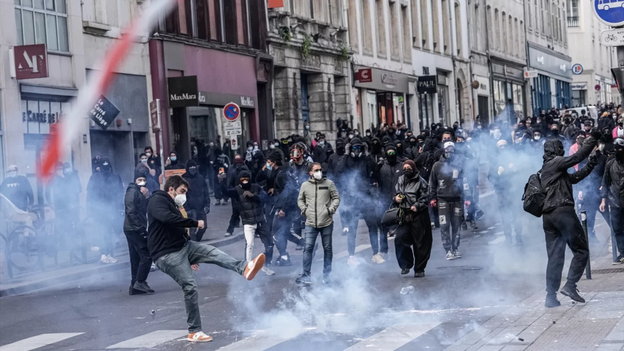 Macron'dan Fransa'daki olaylara sert tepki: "Yıkanlar bedelini &ouml;demeli"