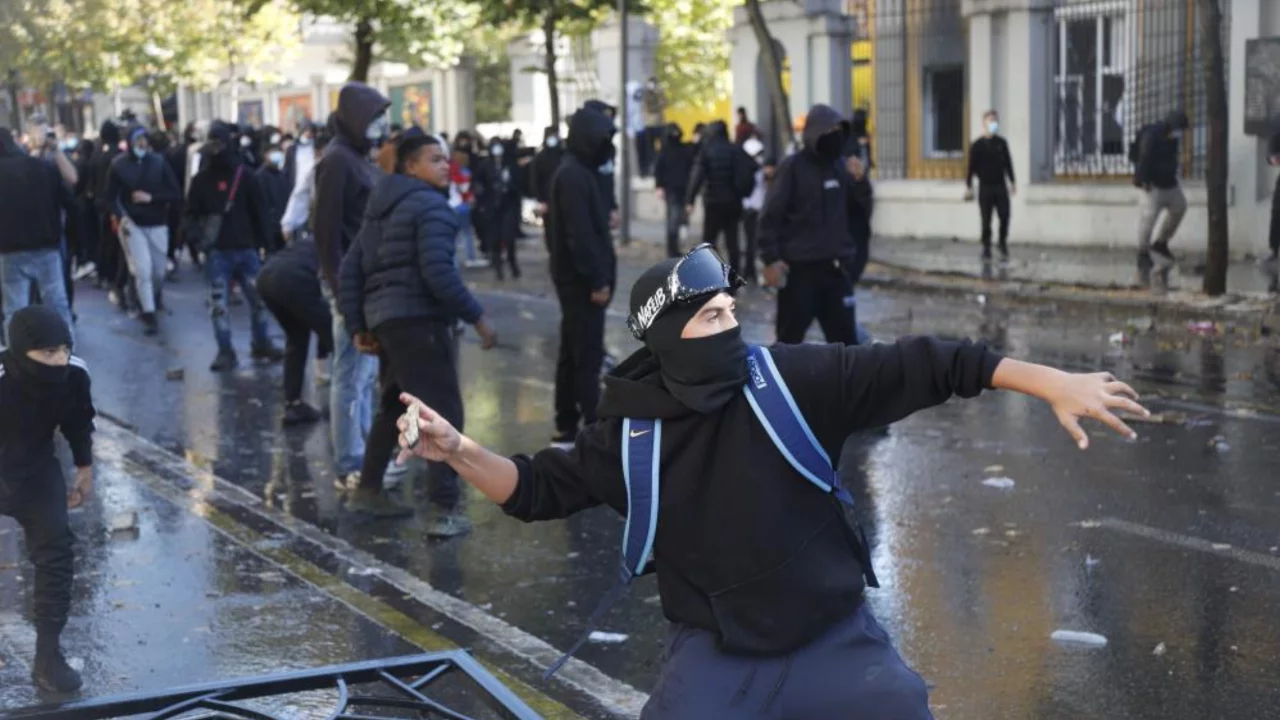 Arnavutluk'ta protestolar b&uuml;y&uuml;yor! Başbakanlık binasını hedef alan dron a&ccedil;ıklaması