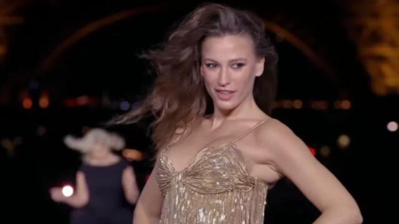 Serenay Sarıkaya'ya restoranda sürpriz not! Tanışmak isteyen kişinin mesajını paylaştı