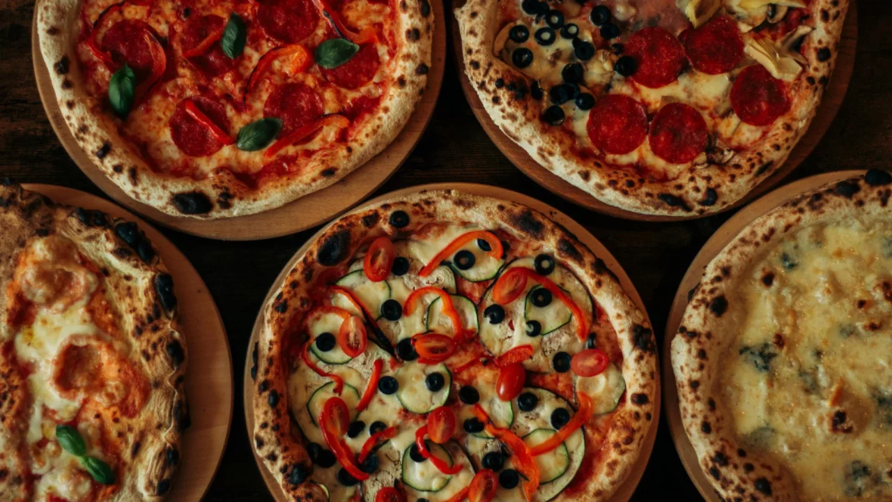 Bayat Ekmekleri &Ccedil;&ouml;pe Atmayın! Tavada 5 Dakikada Ekmek Pizzası Tarifi