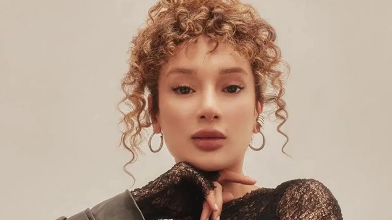 Mela Bedel'in acı g&uuml;n&uuml;! Annesi Mercan &Ouml;znar 53 yaşında hayatını kaybetti