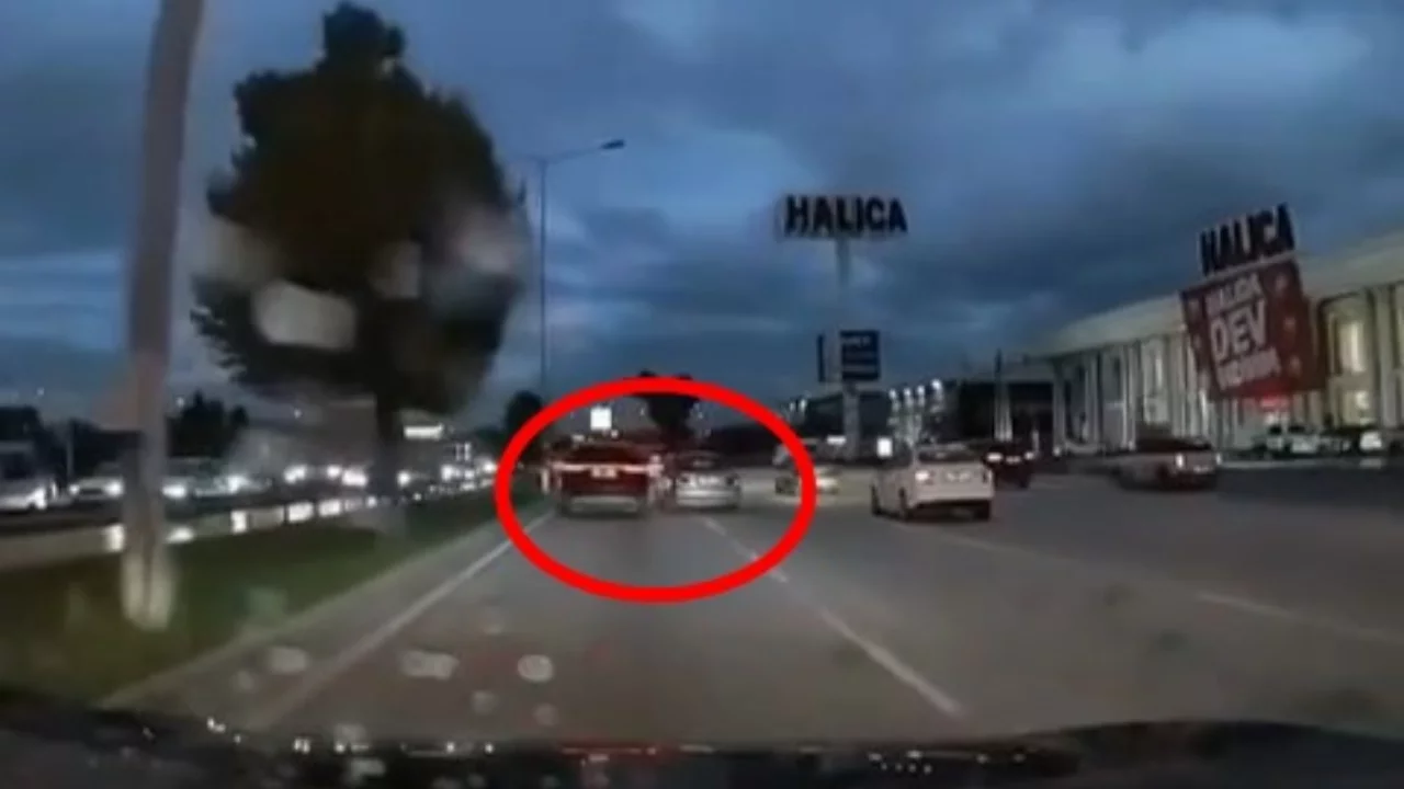 Bursa'da Yol Verme Tartışması Kamerada! Ara&ccedil;ları Birbirlerinin &Uuml;zerine S&uuml;rd&uuml;ler