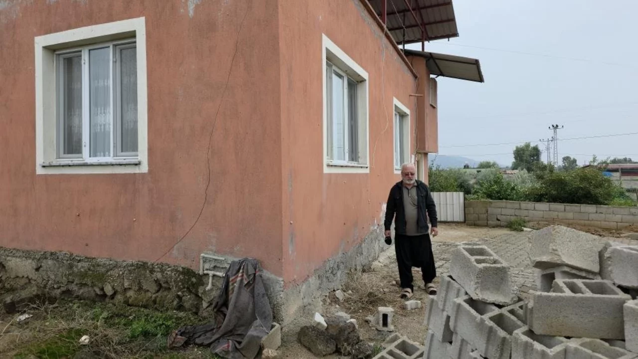 Deprem sonrası ortaya &ccedil;ıktı, 8 evi sardı! Sebzeler yenemez halde...