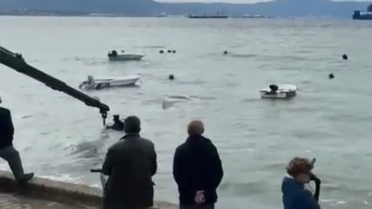 Bursa sahillerinde lodosun bilan&ccedil;osu ortaya &ccedil;ıktı: Batan tekneler &ccedil;ıkarılıyor