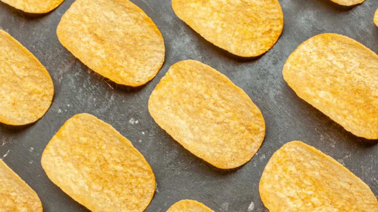 D&uuml;nyaca &uuml;nl&uuml; markadan şaşırtan kampanya! Kazanana 200 yıllık cips verilecek...