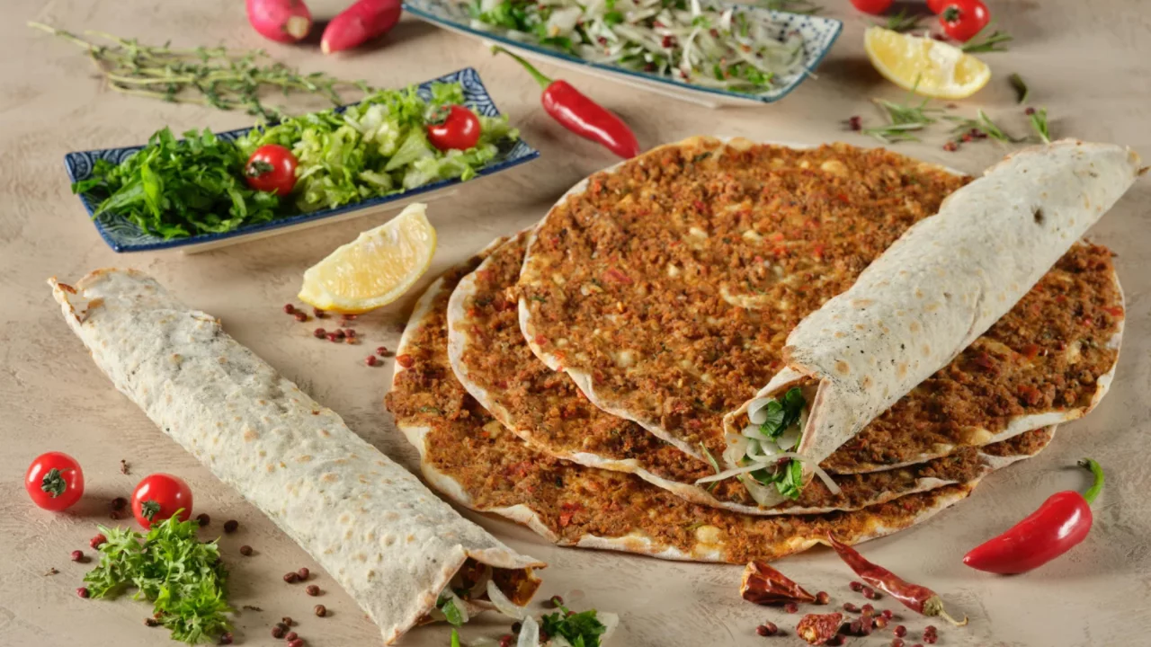 Evde Lahmacun Nasıl Yapılır? Fırından Çıkmış Gibi Lezzetli Lahmacun Tarifi
