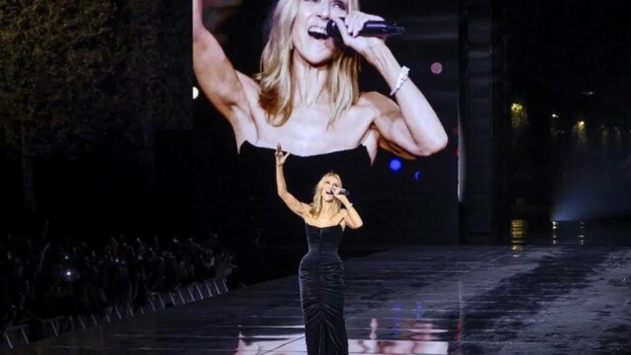 Celine Dion'dan Paris d&ouml;n&uuml;ş&uuml; sevimli g&ouml;r&uuml;nt&uuml;! Minik k&ouml;peği Madison'ı koynunda taşıdı