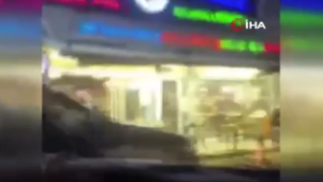 Aracından inerek başka bir araca saldırdı! Korku dolu anlar kamerada