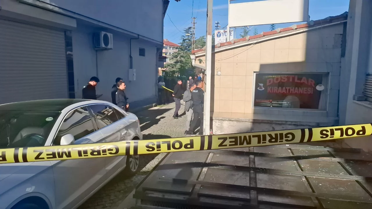 Kahvehaneyi pompalı t&uuml;fekle bastı! Ortalık savaş alanına d&ouml;nd&uuml;, &ouml;l&uuml; ve yaralı var...