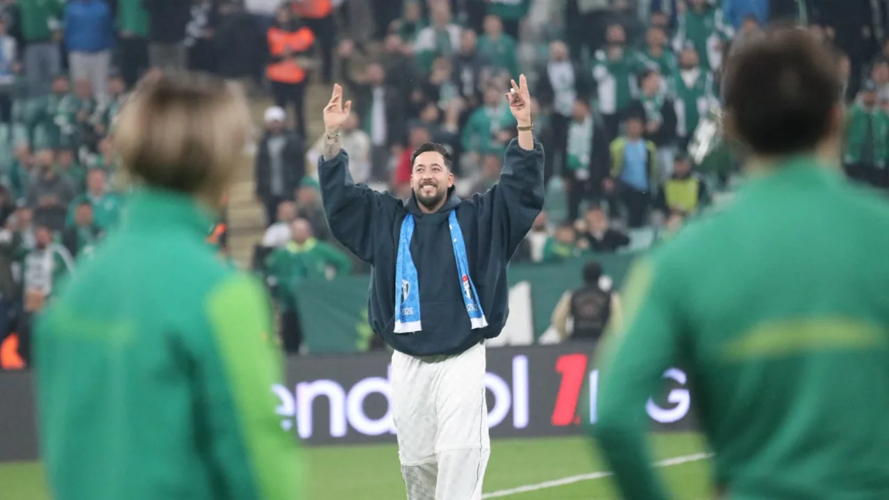 Mahmut Orhan, Bursaspor ma&ccedil;ında! Taraftara &uuml;&ccedil;l&uuml; &ccedil;ektirdi...
