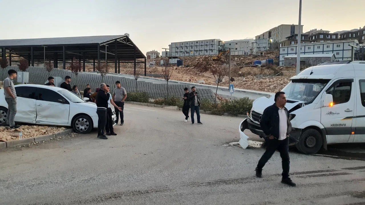 Adıyaman'da minib&uuml;s ile otomobil &ccedil;arpıştı! 4 kişi yaralandı