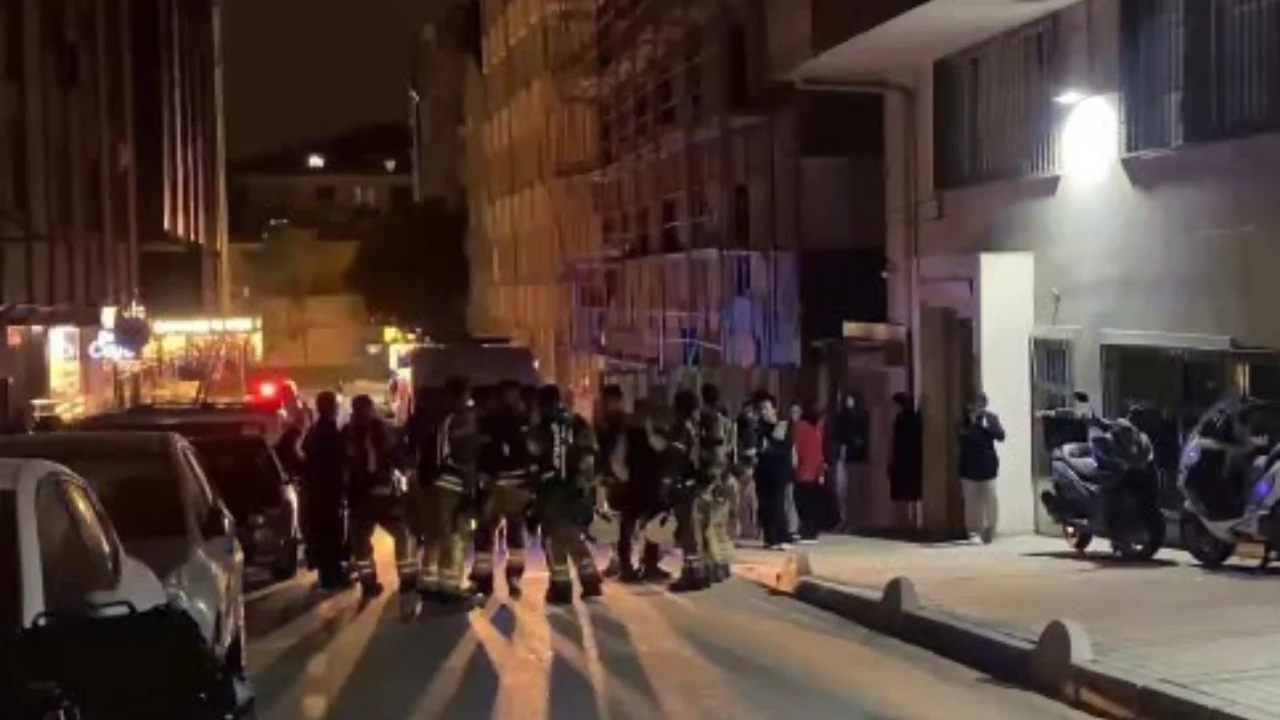 Bah&ccedil;elievler'de 6 katlı otelde yangın! Konaklayanlar tahliye edildi
