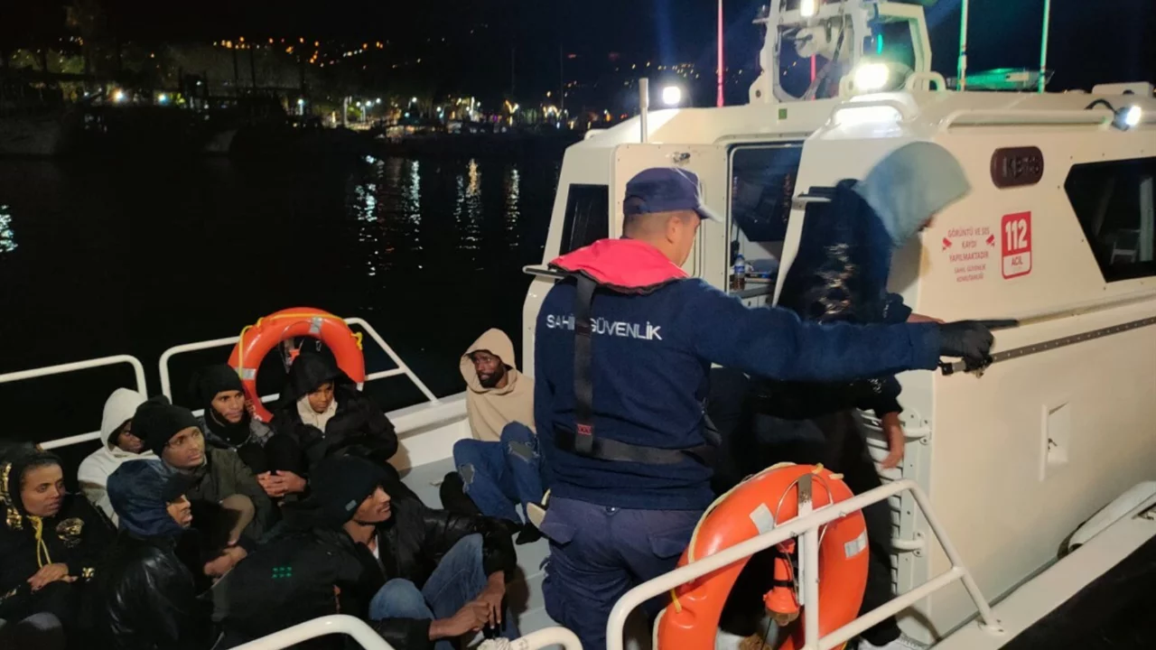 Bodrum a&ccedil;ıklarında hareketli gece! Yunanistan'ın geri ittiği 36 g&ouml;&ccedil;men kurtarıldı
